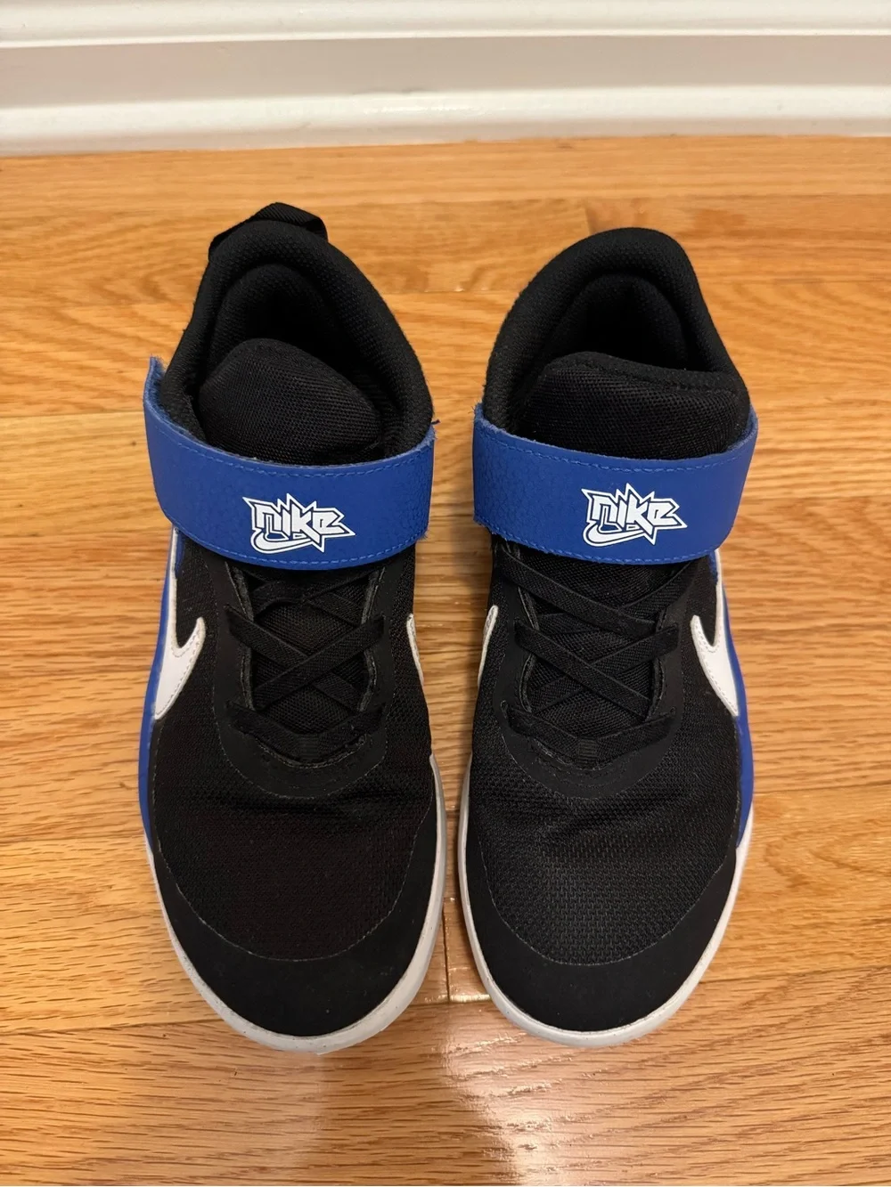 Nike Kids Team Hustle D 10 Basketball shoes - Size 3Y